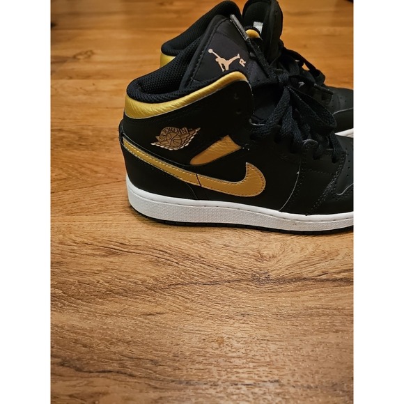 Air Jordan JV2 (GS) Big Kids' Shoes Black-Metallic Gold-White DQ8423-071 4.5Y - Picture 2 of 8